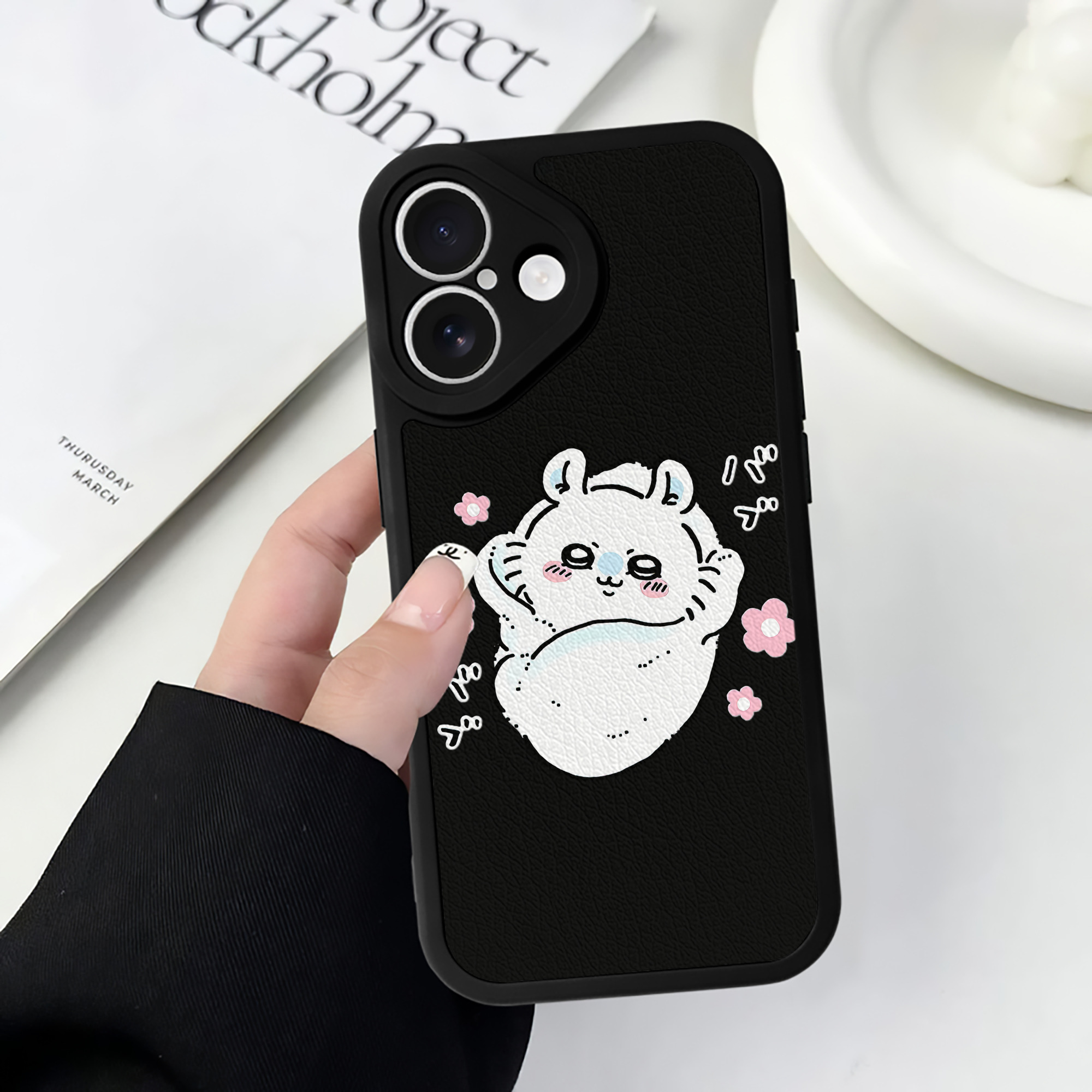 （画像用） ちいかわ モモンガ Chii-kawa Momonga 【iPhone 16シリーズ対応】シリコンスマホケース（レザー調） 材質：シリコン